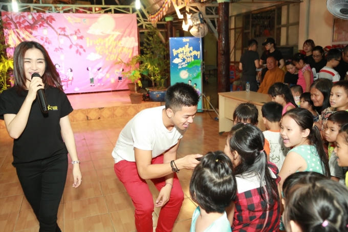 Sự e ngại, bẽn lẽn ban đầu của các bé đã được xoá tan nhờ nét thân thiện của Trọng Hiếu