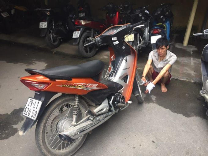 Đối tượng Trần Việt Anh cùng tang vật bị thu giữ.