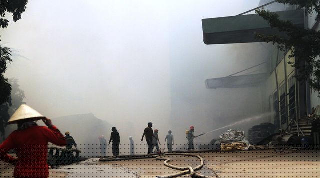 Khói bốc nghi ngút