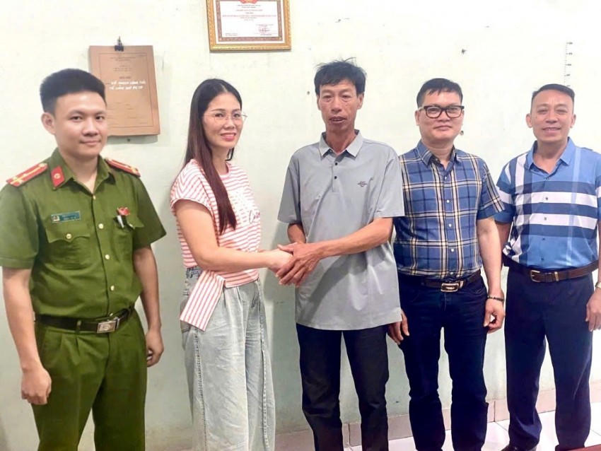 Chị Bùi Thị Hoa và anh Vũ Duy Mạnh bắt tay nhau khi trao trả tài sản