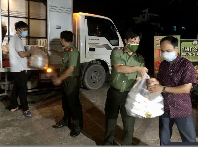 Lực lượng Công an Phú Thọ chuẩn bị sẵn các suất cơm phát cho người dân.