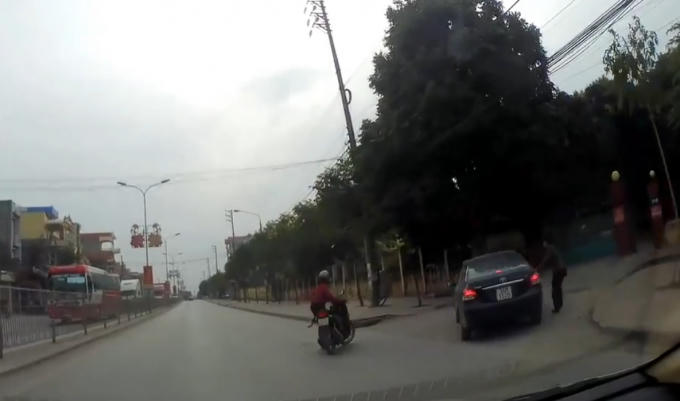 Tài xế xe ô tô đánh lái bỏ chạy bất thành do người dân có mặt tại hiện trường chặn lại.