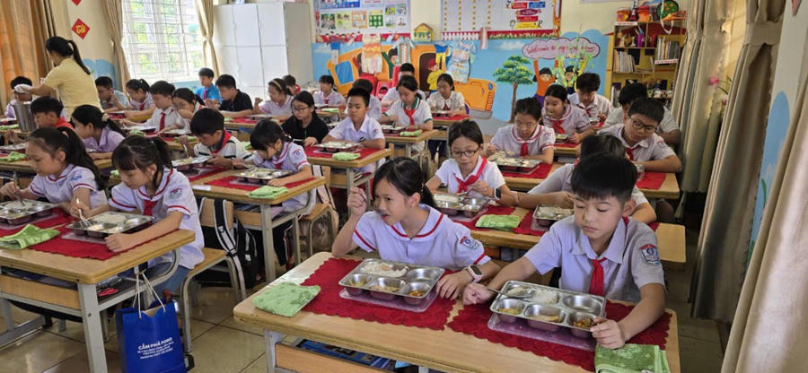 Bữa ăn bán trú của học sinh trường Tiểu học Cẩm Bình, TP Cẩm Phả.