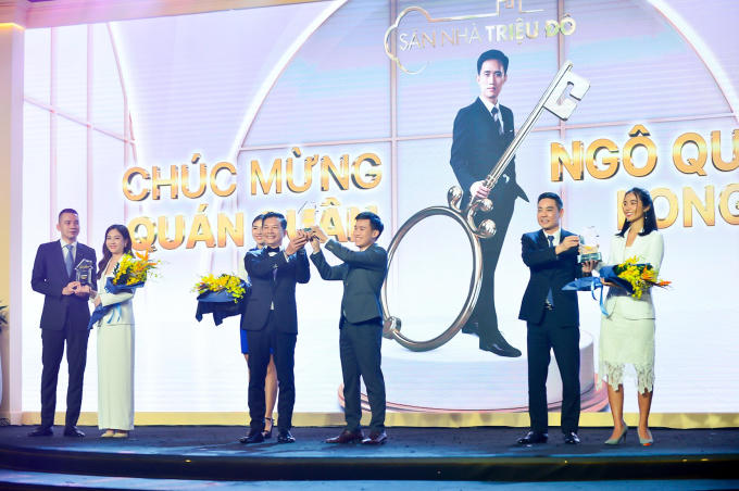 Ông Phạm Thanh Hưng - Phó chủ tịch HĐQT Cen Land, Chủ tịch Cenhomes.vn - trao cúp quán quân cho nhà môi giới Ngô Quốc Long.