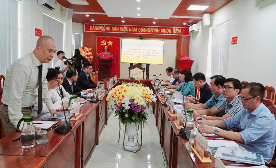 Đại diện Công ty TNHH Công nghệ Azitechphát biểu tại buổi làm việc