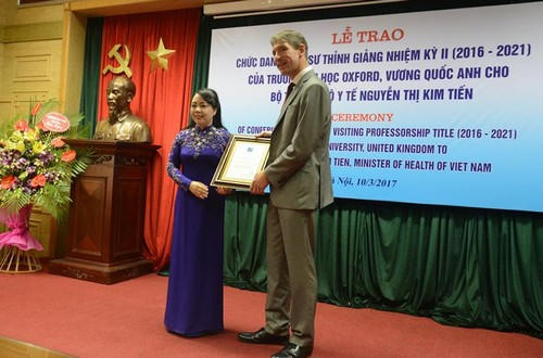 Bộ trưởng Y tế Nguyễn Thị Kim Tiến được trao chức danh Giáo sư thỉnh giảng tại Đại học Oxford. Ảnh: T.D.
