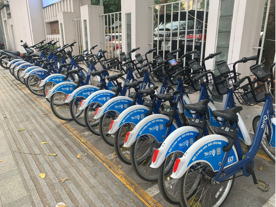 Những chiếc xe đạp được xếp thẳng hàng, đúng vị trí tại trạm xe trước cổng Trung tâm Kiểm soát bệnh tật thành phố Hà Nội.