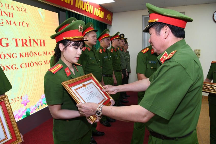 Trung tướng Nguyễn Văn Viện tặng Giấy khen cho 9 tập thể và 25 cá nhân có thành tích trong phối hợp thực hiện chương trình.
					
				
			
			Trung tướng Nguyễn Văn Viện tặng Giấy khen cho 9 tập thể và 25 cá nhân có thành tích trong phối hợp thực hiện chương trình.