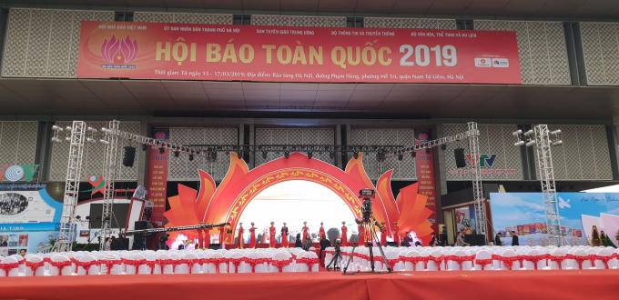 Toàn cảnh sân khấu Hội Báo trước giờ khai mạc.