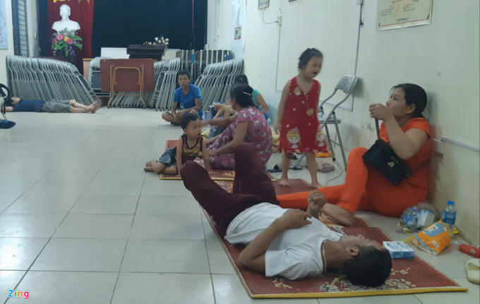 Các bệnh nhi và người nhà được ở nhờ tại nhà văn hóa cụm 5, phường Ngọc Khách, quận Ba Đình. Ảnh: Ngọc Tân.