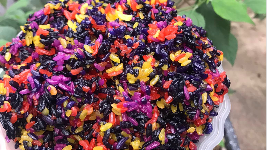 Xôi ngũ sắc được tạo màu từ các loại cây tự nhiên