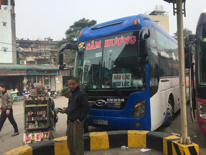 Một phụ xe của nhà xe Sâm Hương (chạy tuyến Thanh Hoá- Hà Nội) cho biết, bình thường như mọi năm xe chỉ ra bến đậu khoảng mươi phút là xe chật kín người, thế nhưng năm nay khách về lẻ tẻ quá.