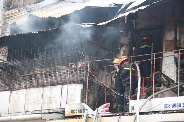 Đến khoảng 16h30 ngọn lửa cơ bản đã được dập tắt.