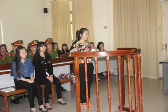 Bị cáo Nguyễn Thị Thủy Lộc đứng trước vành móng ngựa. ( Ảnh: Báo SGGP).