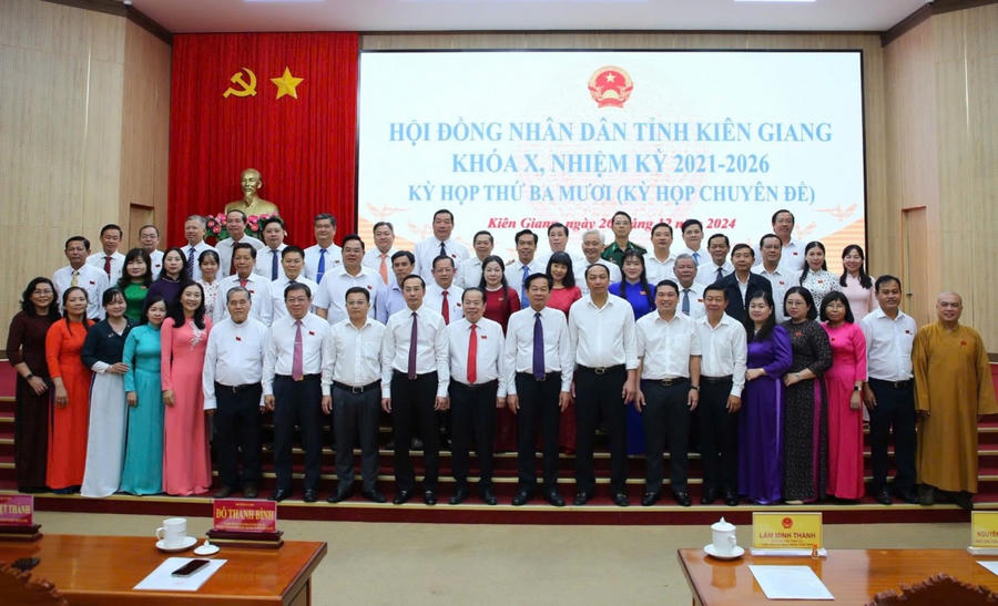 Ban Chấp hành Đảng bộ tỉnh Kiên Giang cùng đại biểu dự hội nghị chụp ảnh lưu niệm.