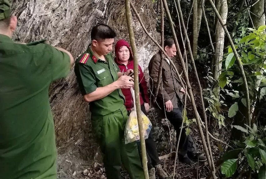 Lực lượng công an, người dân đã kịp thời giải cứu hai vợ chồng lạc vào rừng sâu tại Tuyên Quang. (Ảnh: Công an tỉnh Tuyên Quang).