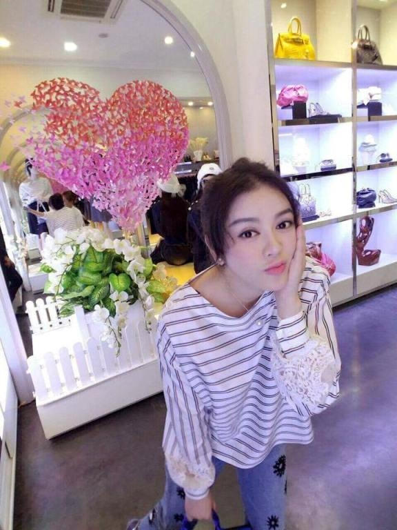 Mặc dù đã ngoài 30 tuổi, nhưng trông cô vẫn trẻ trung và xinh đẹp.