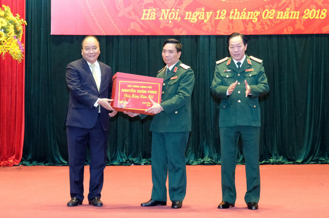 Thủ Tướng thăm, kiểm tra c&ocirc;ng t&aacute;c ứng trực tại Bộ Tư lệnh Thủ đ&ocirc;