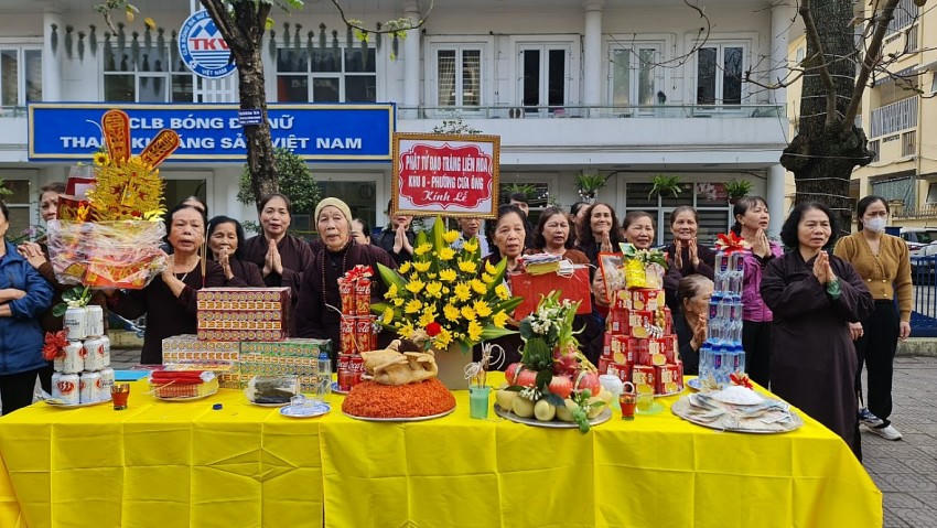 Nhiều hộ dân bên đường xung quanh soạn lễ mâm cúng trước nhà dâng Đức Ông khi đoàn rước đi qua.
