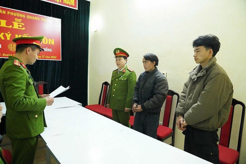 Cơ quan Cảnh sát điều tra thi hành lệnh bắt tạm giam đối tượng Vừ Mí Giàng. (Ảnh: Báo Hà Giang).