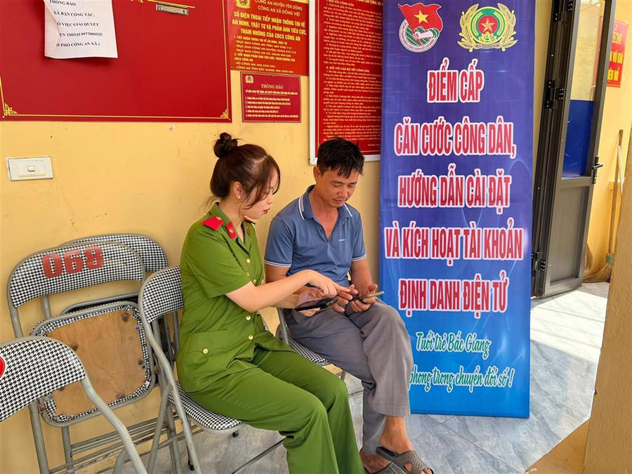 Đoàn viên, thanh niên hướng dẫn người dân cài đặt, kích hoạt tài khoản định danh điện tử mức độ 1, 2.