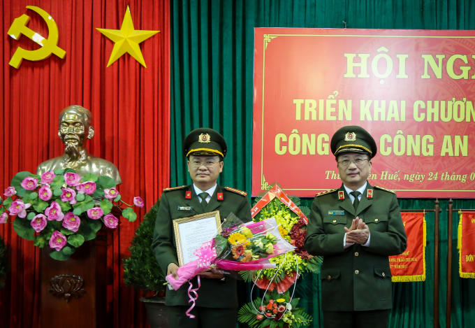 Trung tá Nguyễn Thanh Tuấn (bên trái) được bổ nhiệm giữ chức Phó Giám đốc Công an tỉnh TT.Huế.