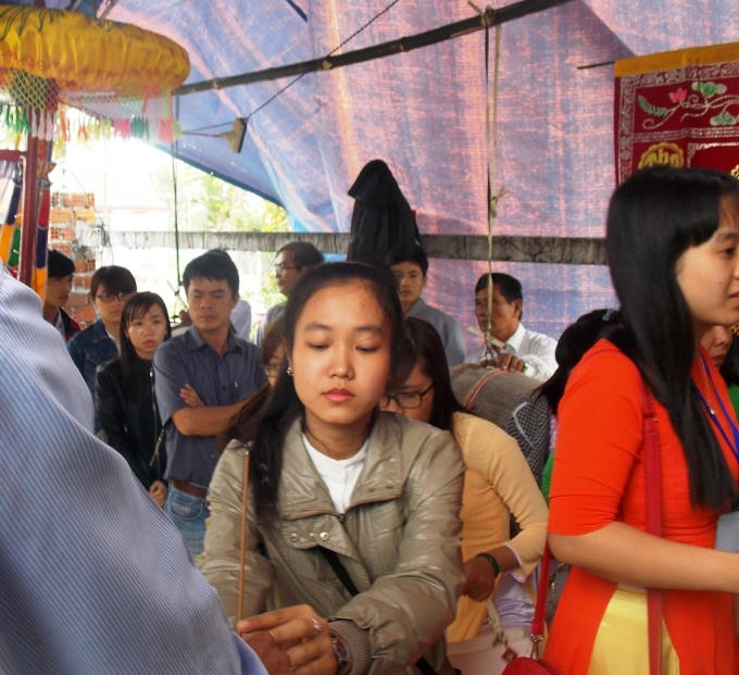 Nhiều bạn bè, thầy cô đến chia buồn cùng gia đình Khánh.