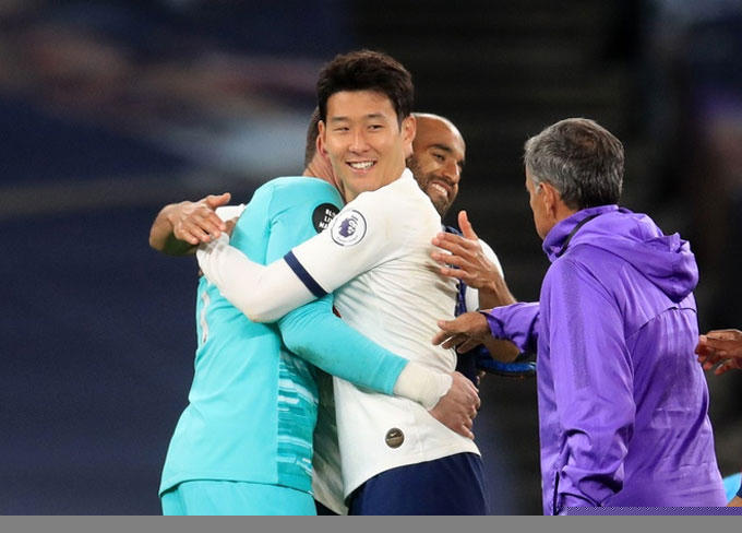 Son và Lloris ôm nhau sau trận