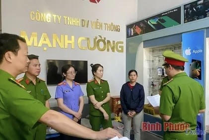 Cơ quan chức năng công bố lệnh khởi tố (Ảnh: Báo Bình Phước)