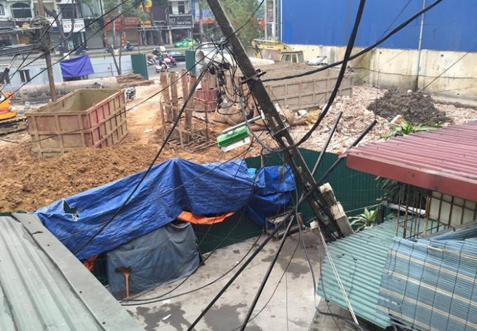 Công trường nơi thi công có cần cầu gặp sự cố khiến cho hàng chục hộ dân phát hoảng.