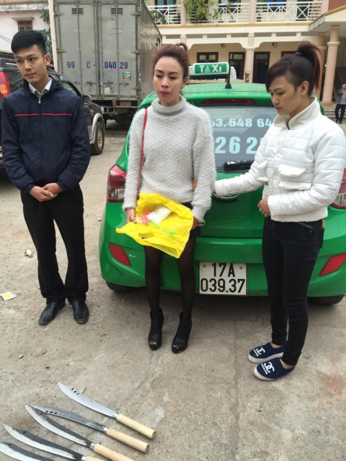 Các đối tượng tại bị lực lượng chức năng kiểm tra.