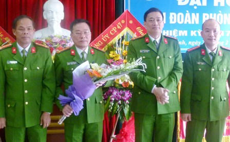 Lãnh đạo công an tỉnh tặng hoa chúc mừng và thưởng nóng Ban chuyên án.