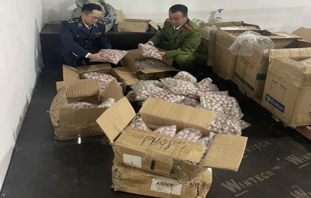 Lực lượng chức năng kiểm tra hàng hóa vi phạm