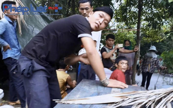 Tự ý mở nắp thùng ong và ngang nhiên thách thức. (Ảnh: Bạn đọc)