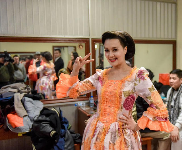 Vân Dung xì tin tạo dáng khi đã hoàn thành phần hoá trang.