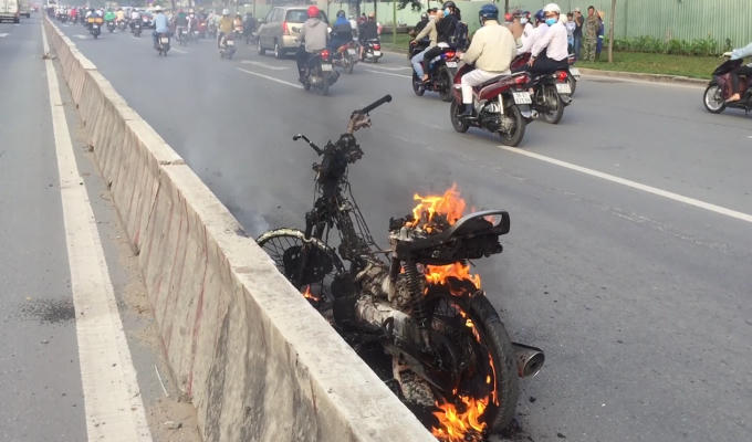 Xe máy bốc cháy dữ dội