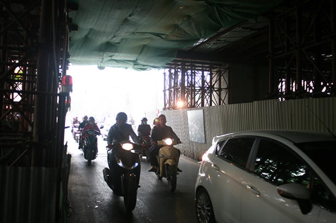 Với lưu lượng xe cộ lớn tham gia lưu thông hàng ngày, trong khi trong "hầm" này lại tối thui, có lẽ chỉ một sơ suất nhỏ cũng có thể khiến cả khối thép khổng lồ này rung chuyển và chẳng ai dám chắc những tai nạn thảm khốc sẽ xảy ra.