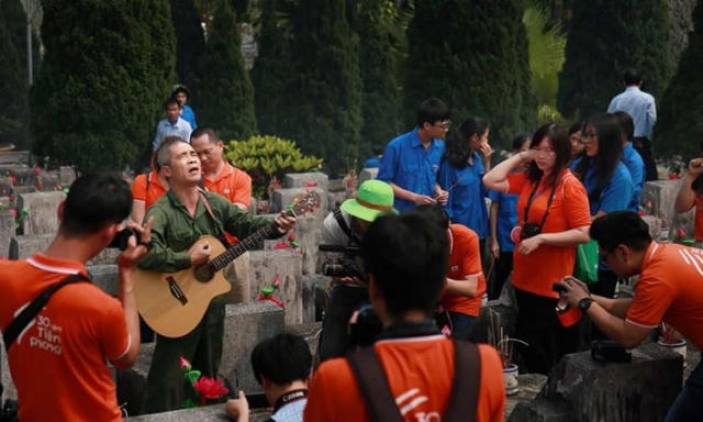 Thắp một nén nhang nơi đầu gió…