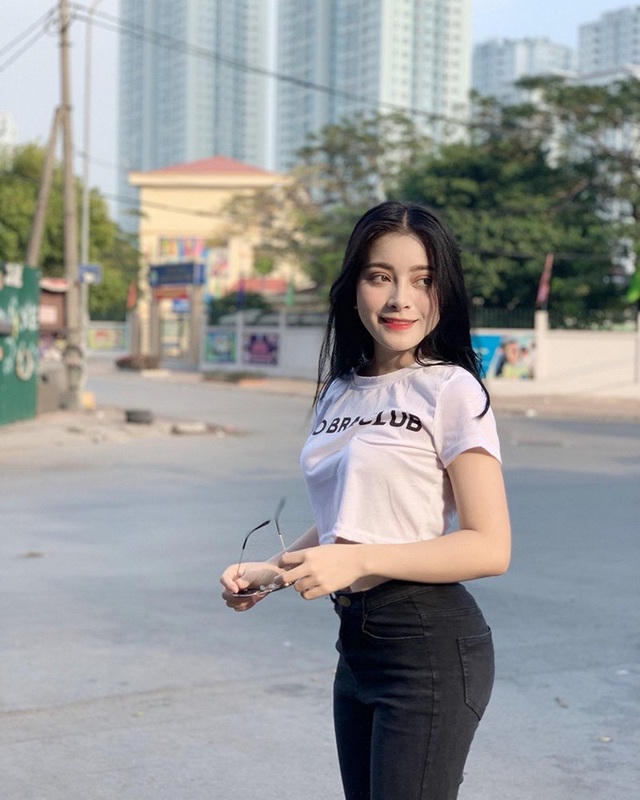 Cô sở hữu gương mặt khả ái, vóc dáng cân đối.