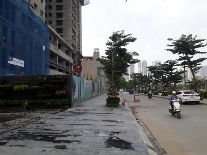 Tuyến đường Vũ Tông Phan vốn dĩ khá nhỏ, nay thêm khối nhà cao hơn 20 tầng khiến đường đã nhỏ lại càng thêm chật chội