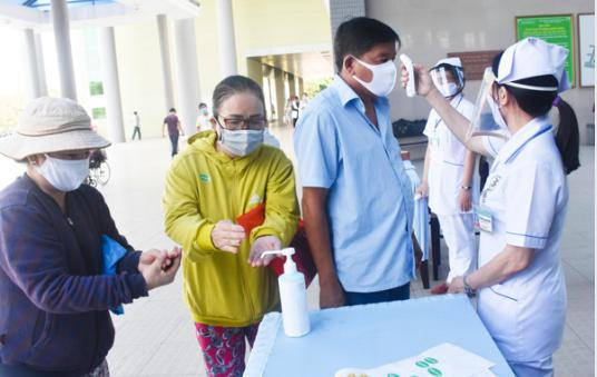 Người đến khám tại bệnh viện Bà Rịa được kiểm tra thân nhiệt, bắt buộc mang khẩu trang và rửa tay sát khuẩn.