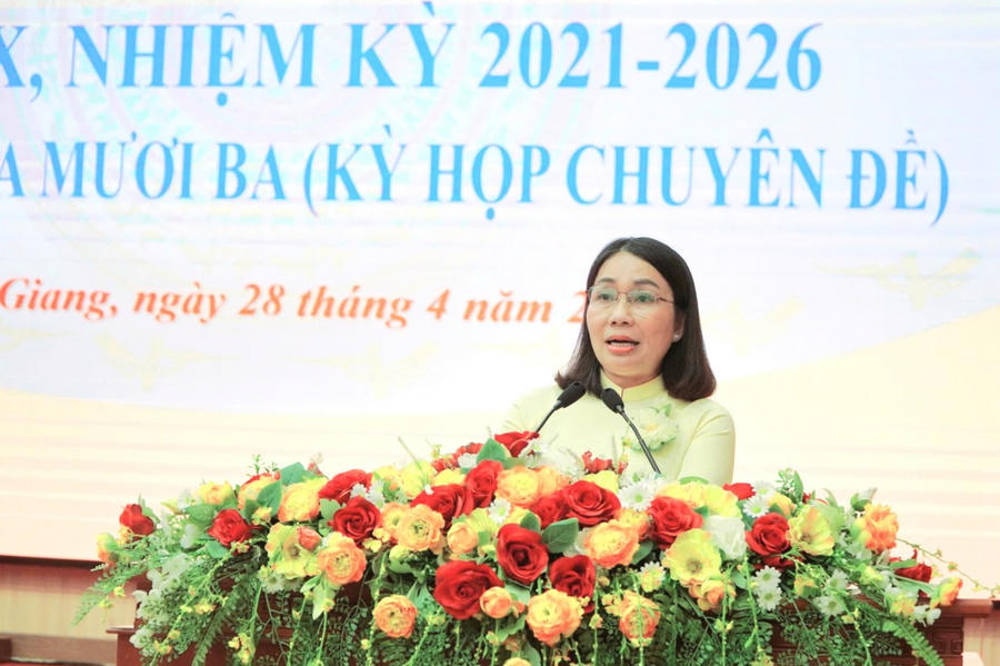 Bà Ngô Kiều Quyên - Phó giám đốc Sở Tài chính tỉnh Kiên Giang đã trình HĐND tỉnh xem xét 6 nội dung điều chỉnh liên quan đến đầu tư công