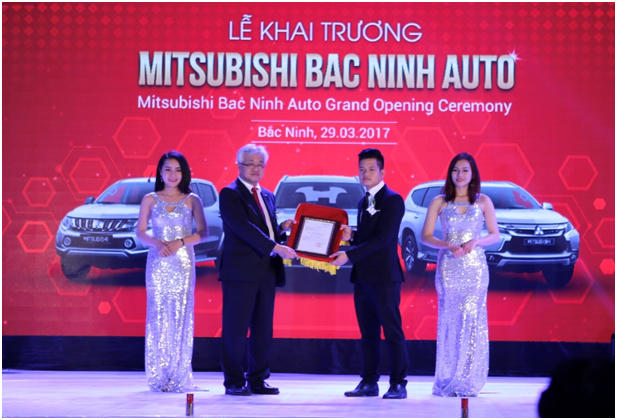 Ông Kenichi Horinouchi - Tổng giám đốc Mitsubishi Motors Việt Nam trao chứng nhận đại lý Mitsubishi cho Ông Nguyễn Năng Tuấn – Giám đốc Mitsubishi Bắc Ninh.