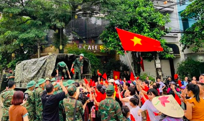 Người dân TP Yên Bái xúc động, chia tay các chiến sĩ bộ đội.