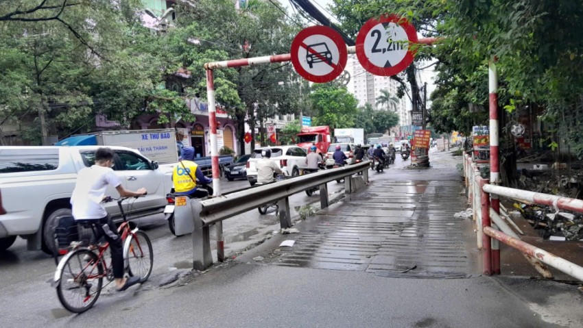 Một đoạn đường bị thu hẹp buộc phải mở rộng sang 2 bên của một con mương bằng các tấm thép.