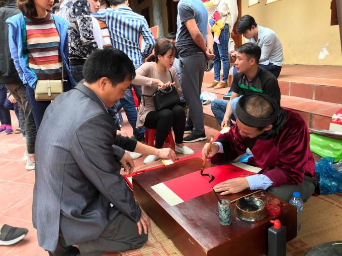 Nhiều người dân và các bạn trẻ thích thú xin chữ đầu năm.