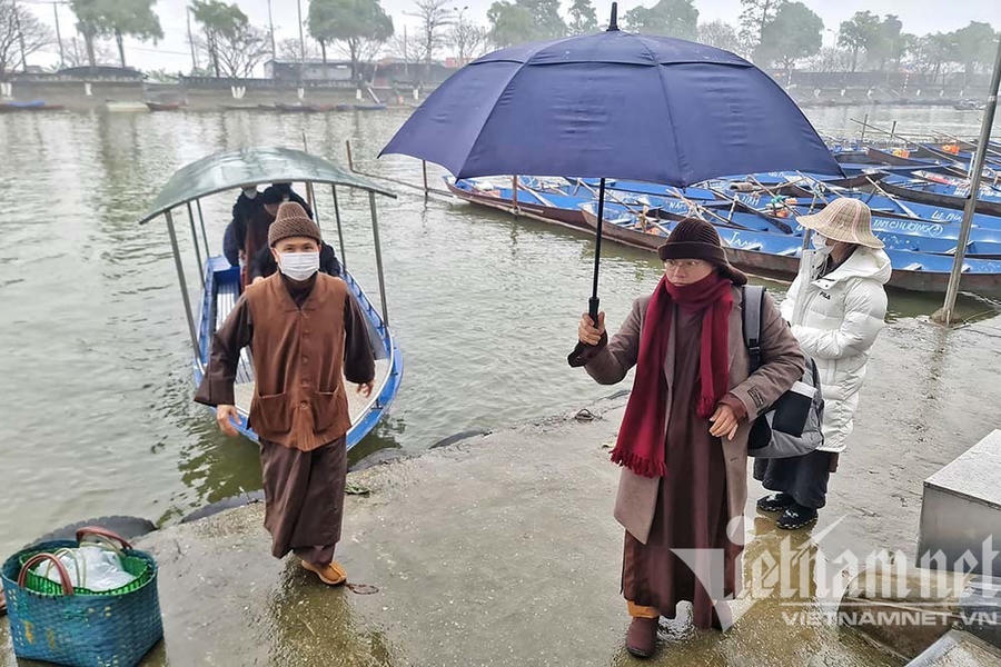 Hai ng&agrave;y đầu mở thử nghiệm, ch&ugrave;a Hương đ&oacute;n khoảng 4.000 kh&aacute;ch