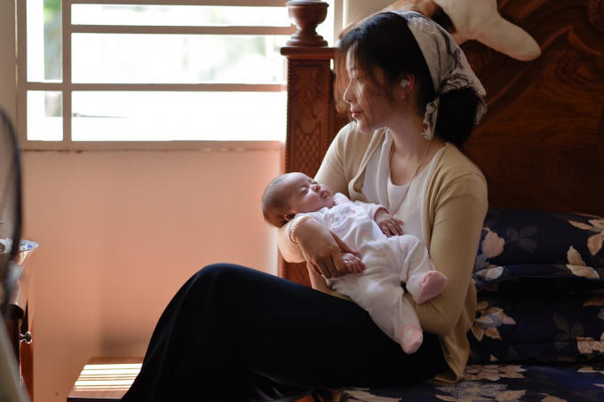 Nam Em trong vai người vợ chịu nhiều thiệt thòi khi bị mẹ chồng (diễn viên Phương Dung thủ vai) xem như người ở trong gia đình, phải làm hết việc nhà, bất kể khi ấy đang mang thai.