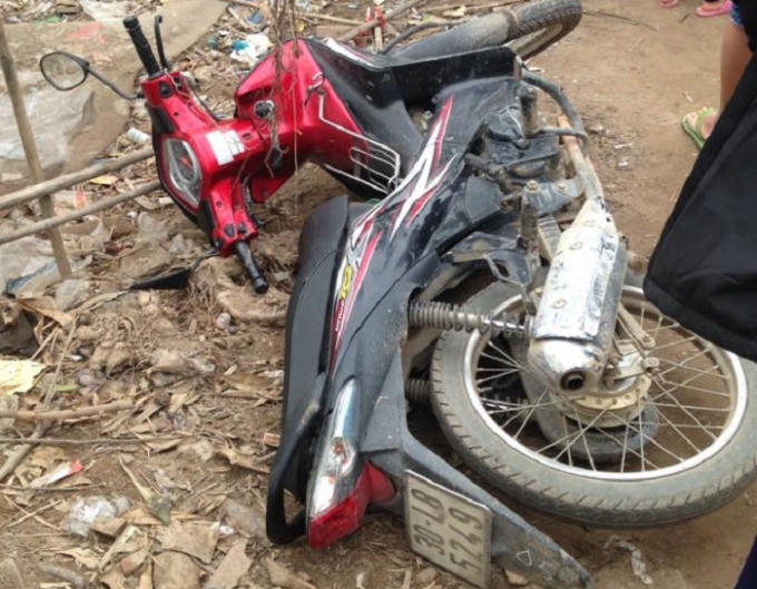 Chiếc xe máy của nạn nhân mang BKS: 30-L8 5249 nằm lại hiện trường. Ảnh: Hòa Immortal.