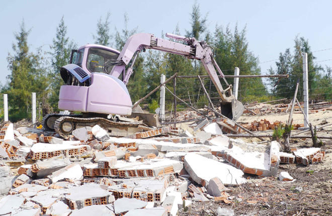 Một ngôi nhà xây dựng trái phép ở Khu kinh tế Nhơn Hội bị cưỡng chế vào ngày 5.3 vừa qua. HOÀNG TRỌNG.